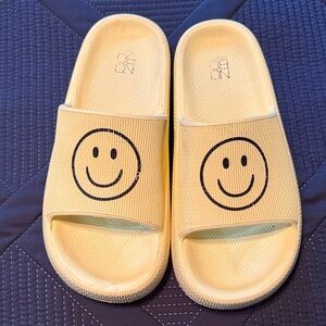NOBO Bright Yellow Smiley Slides